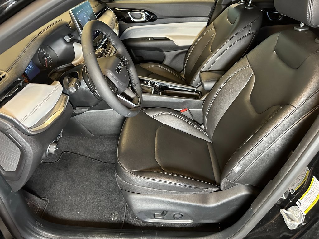 Used 2025 Jeep Compass Limited image 20