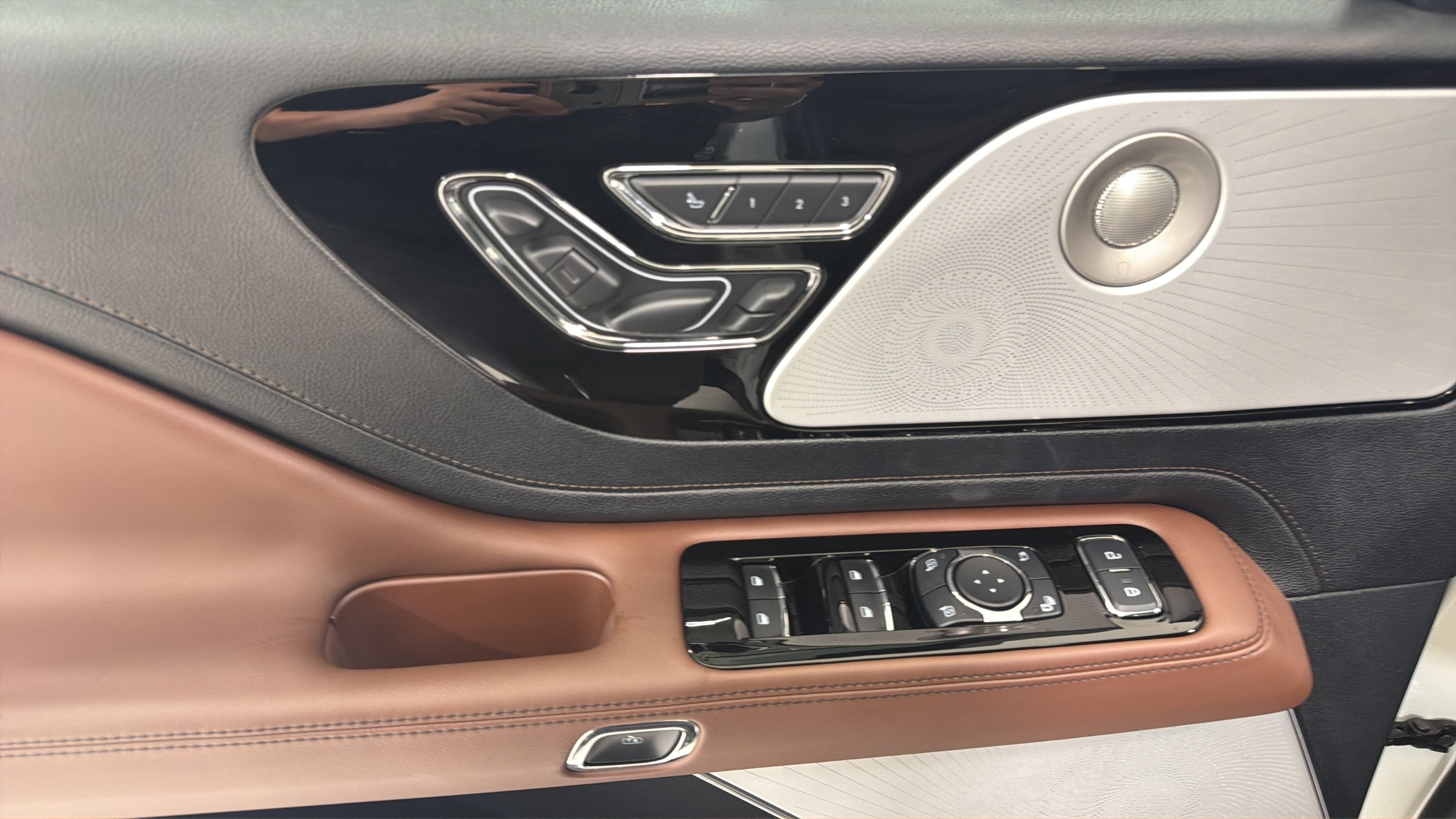 Used 2026 Lincoln Aviator Reserve AWD/4WD image 11