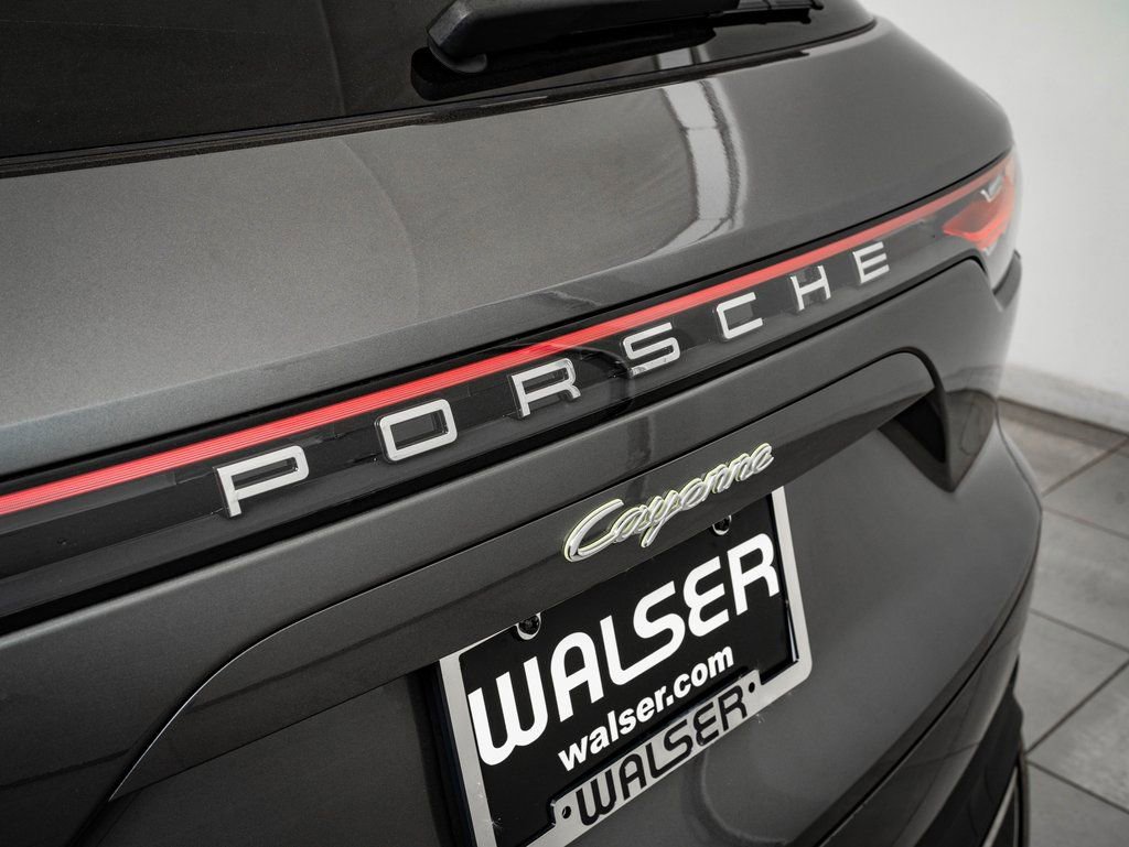 Certified 2022 Porsche Cayenne E-Hybrid w/ Premium Package image 19