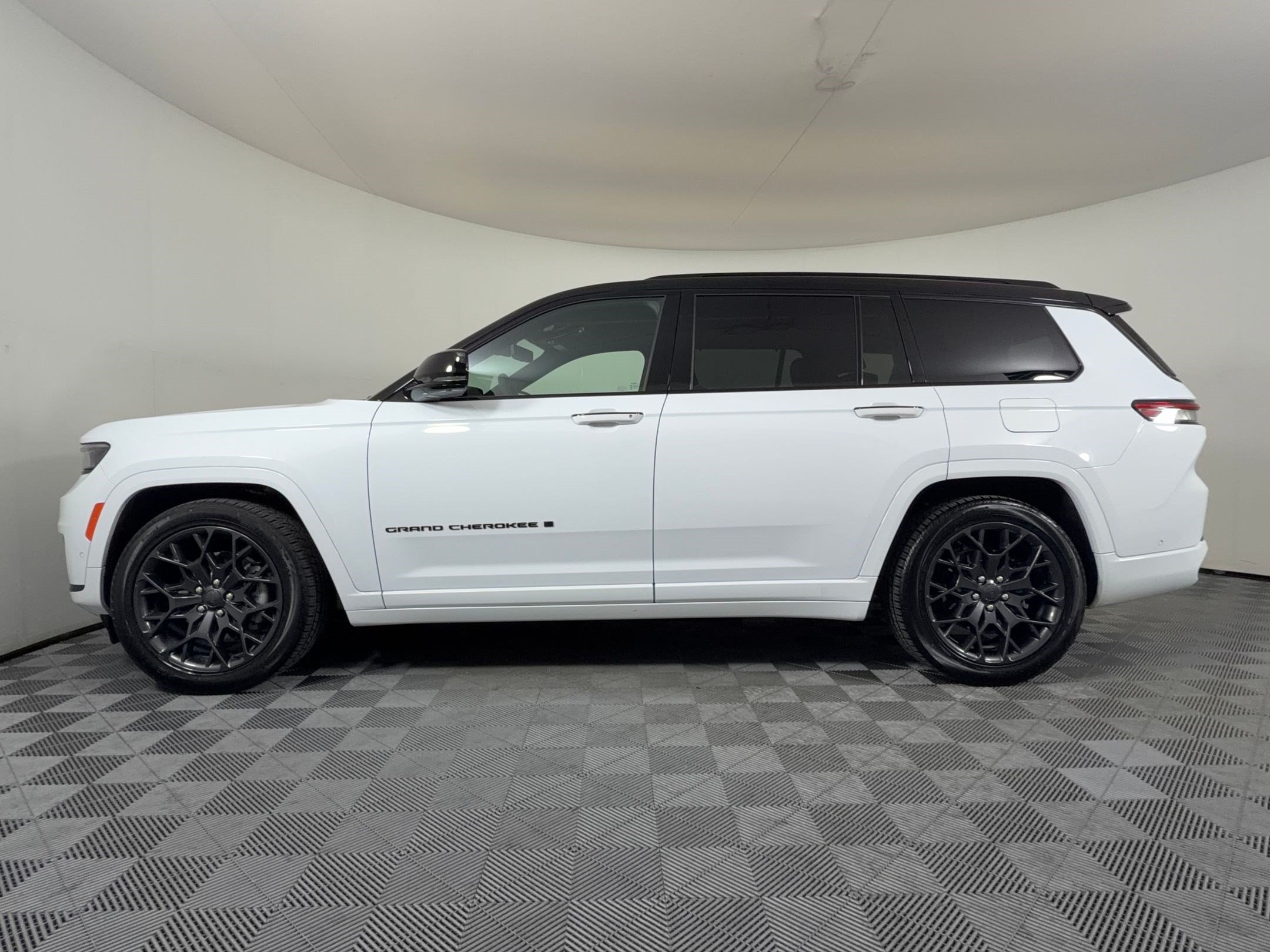 Used 2025 Jeep Grand Cherokee L Summit AWD/4WD image 2
