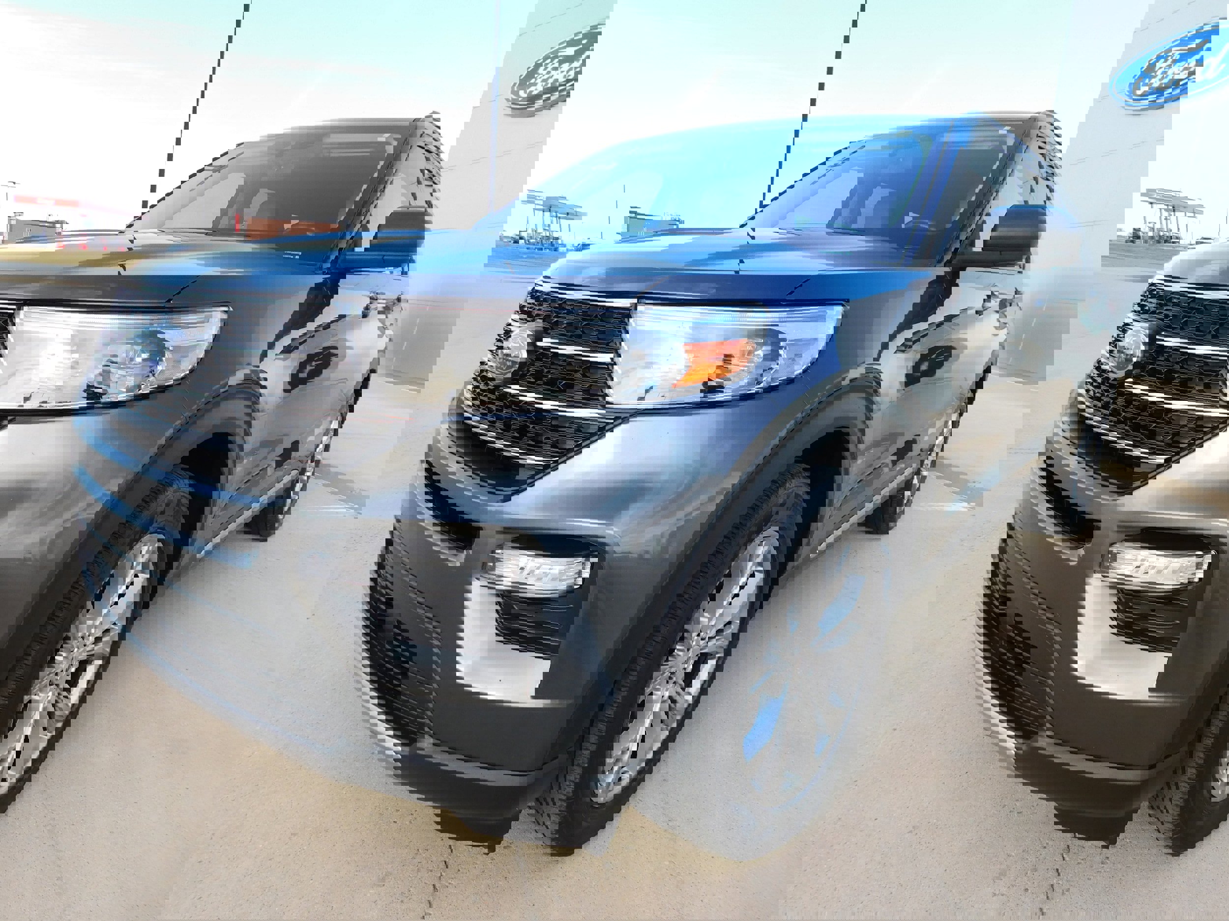 Used 2020 Ford Explorer XLT w/ Equipment Group 202A image 3