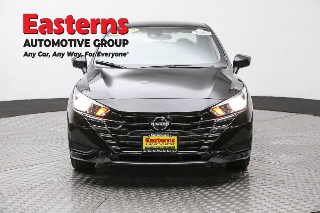 Used 2023 Nissan Versa SV image 2