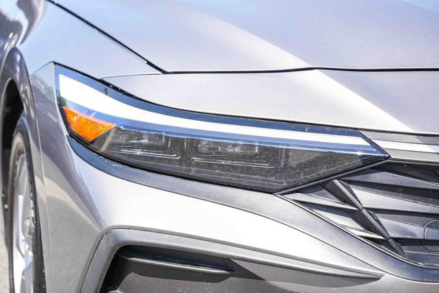 Certified 2024 Hyundai Elantra SE FWD image 4
