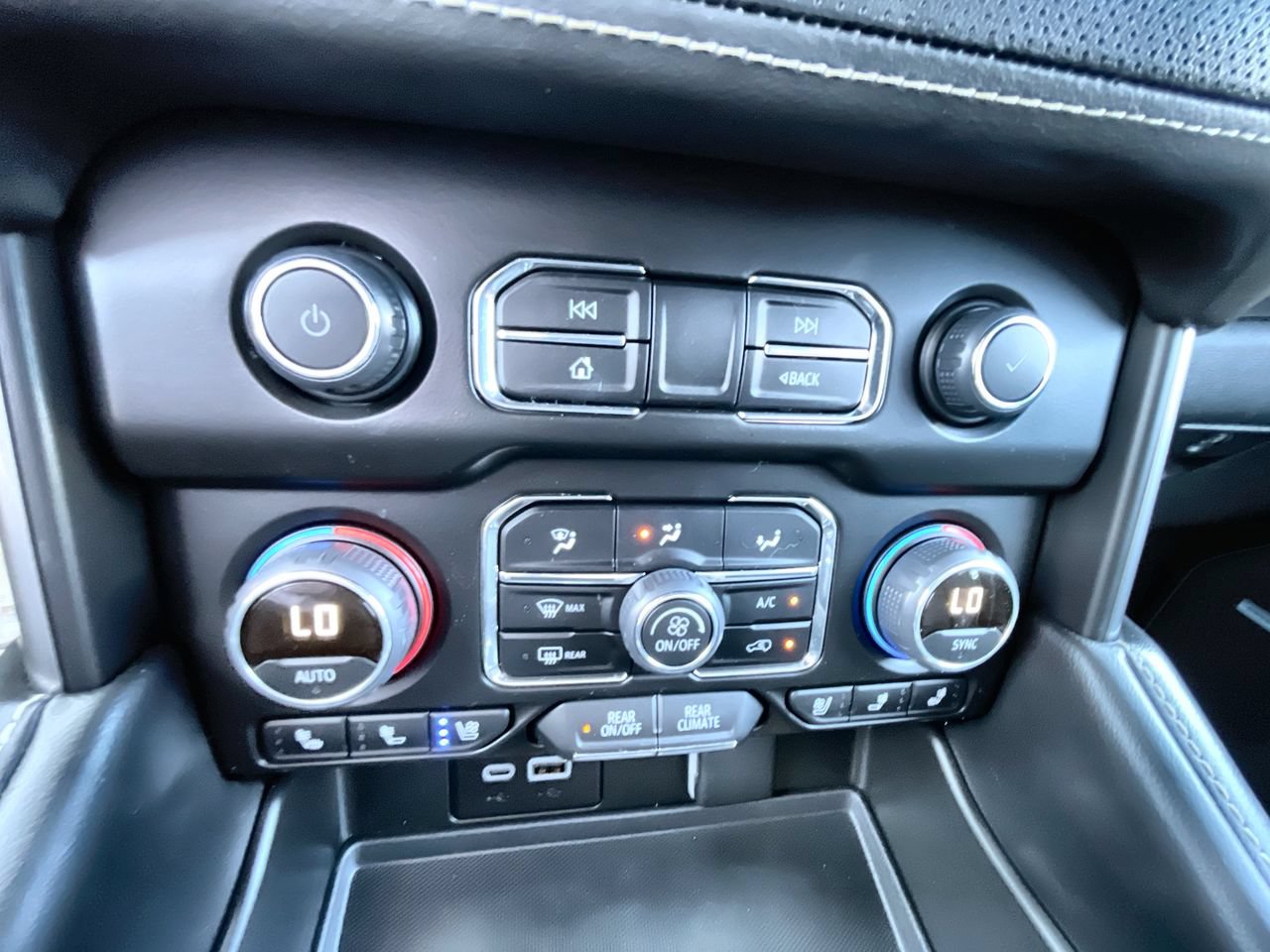 Used 2024 Chevrolet Tahoe Premier AWD/4WD image 18