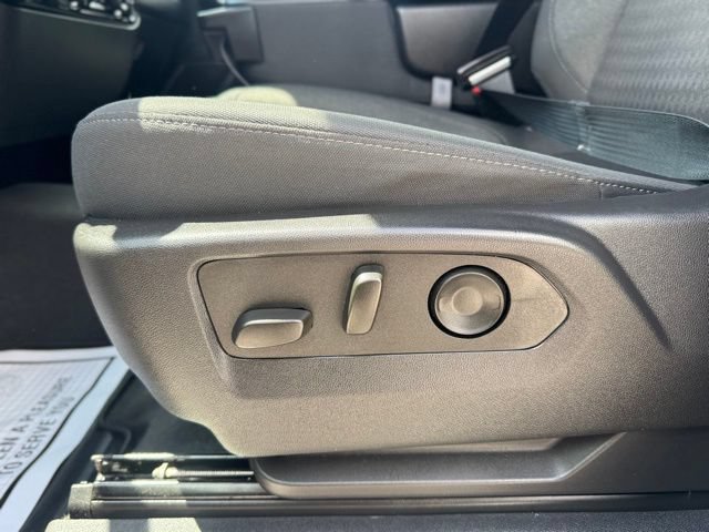 Used 2023 Chevrolet Silverado 1500 LT AWD/4WD image 9
