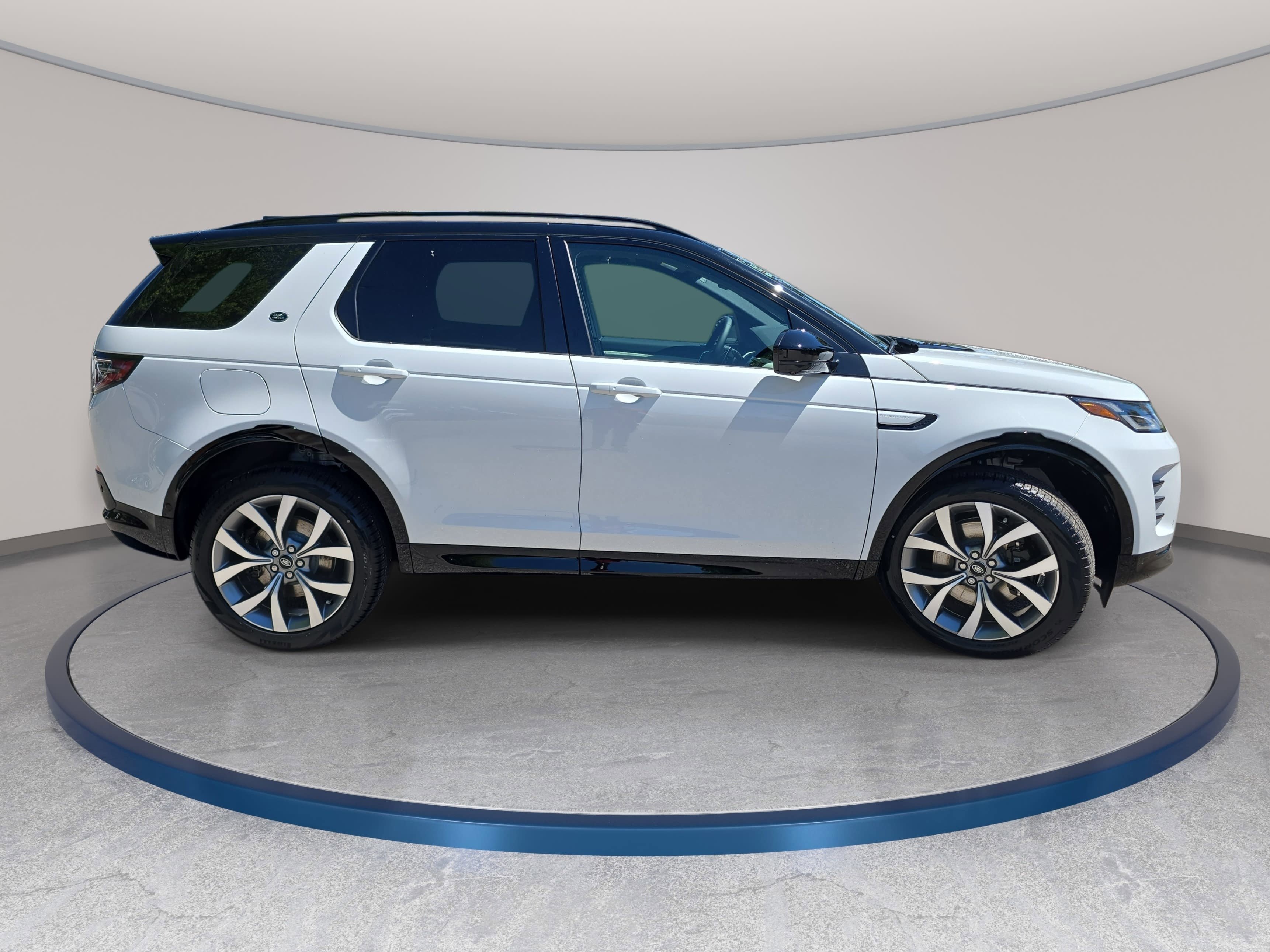 New 2026 Land Rover Discovery Sport Landmark AWD/4WD image 4