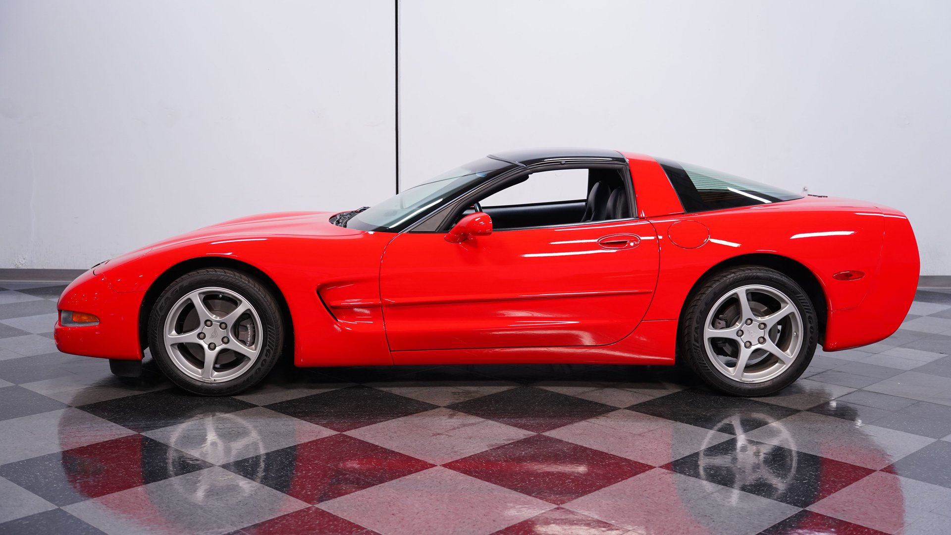 Used 2000 Chevrolet Corvette Coupe w/ Memory Pkg image 2