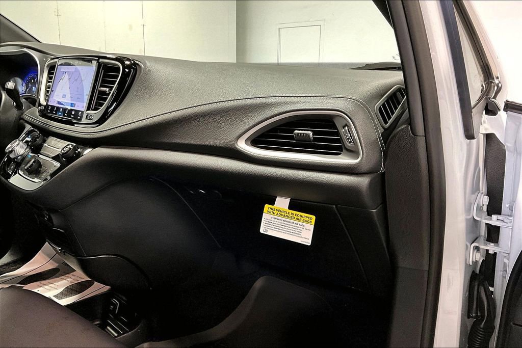 New 2026 Chrysler Pacifica Select image 10