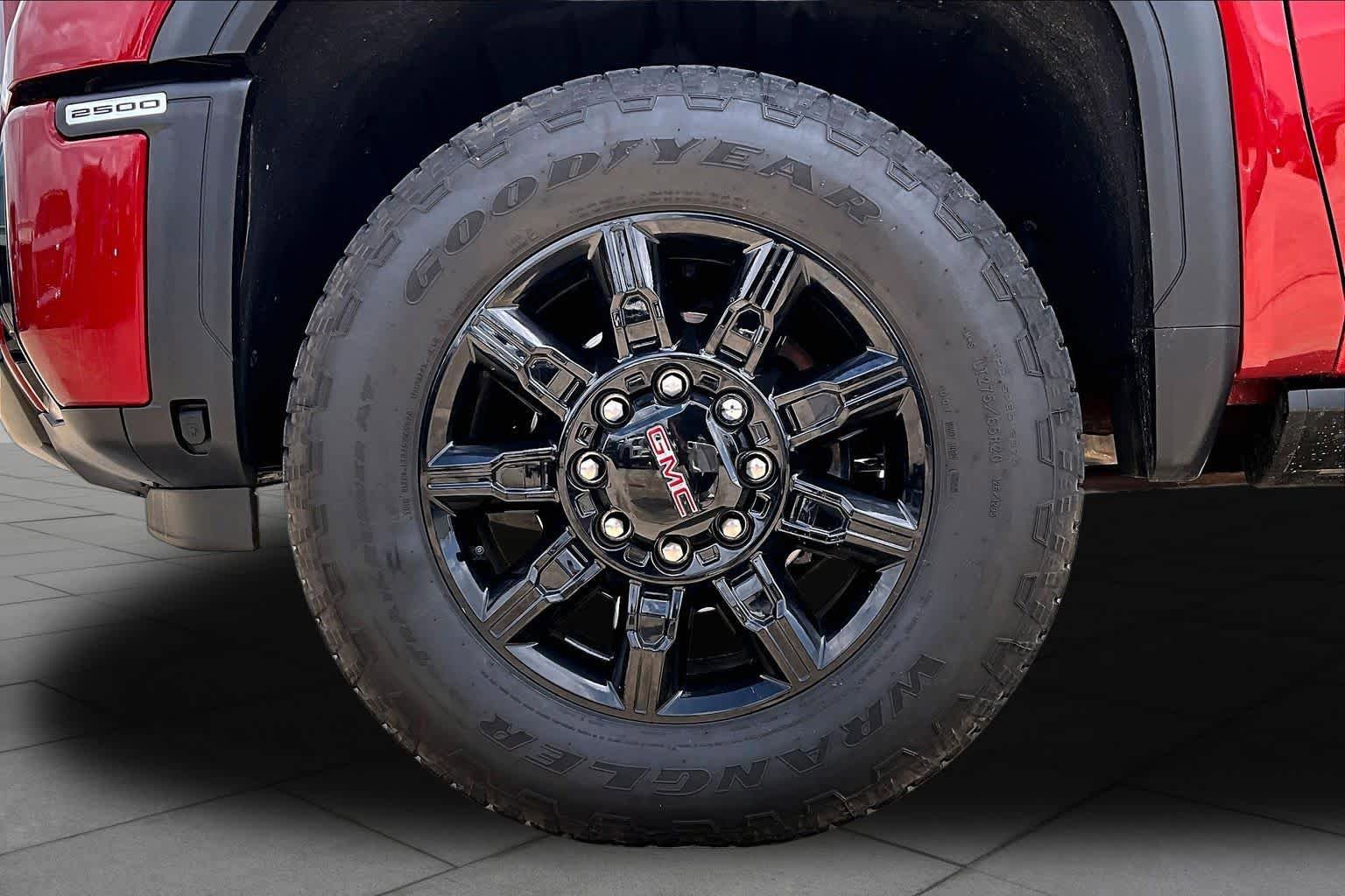 Used 2025 GMC Sierra 2500 AT4 w/ AT4 Premium Plus Package AWD/4WD image 11