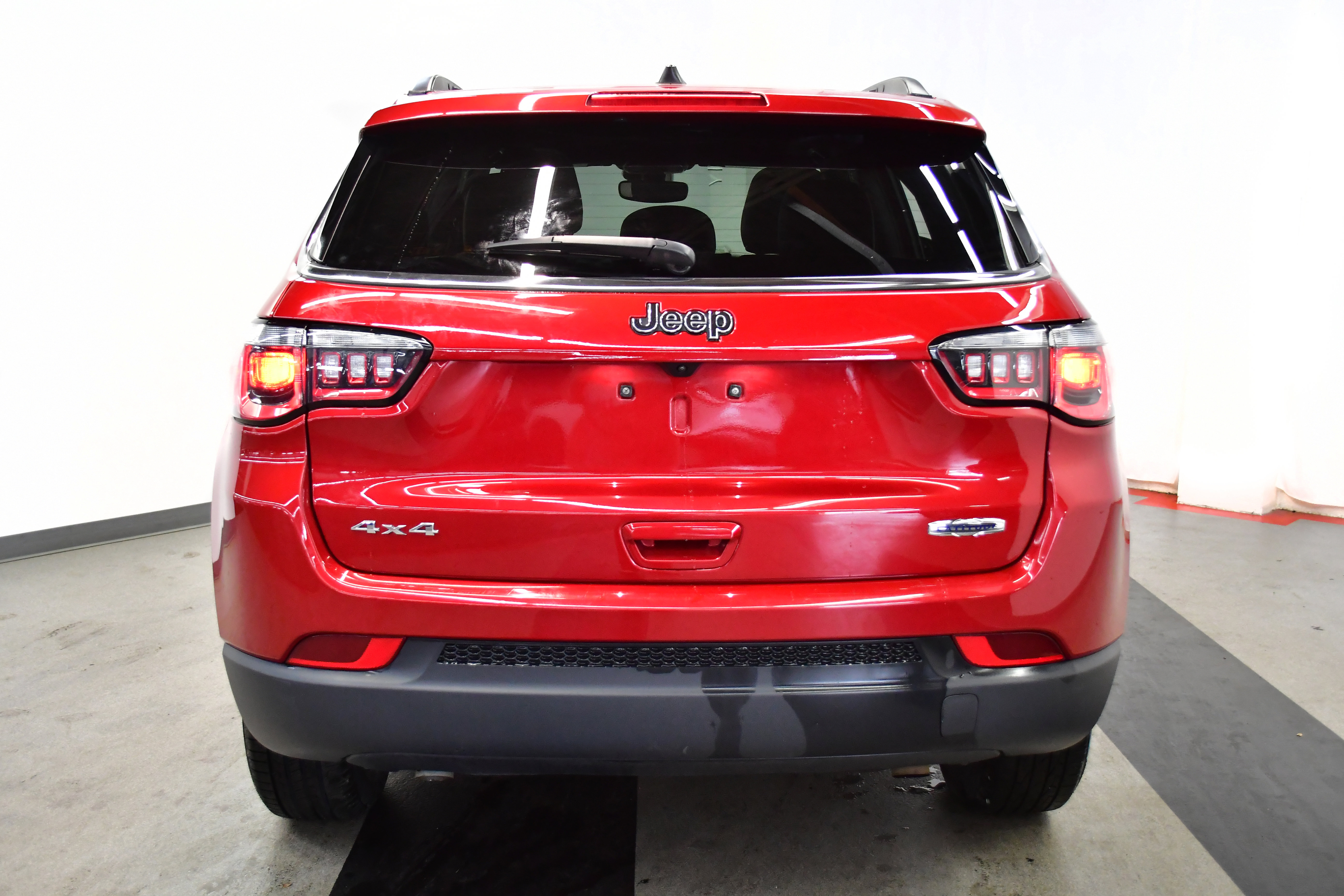 Used 2025 Jeep Compass Latitude w/ Sun & Sound Group AWD/4WD image 6