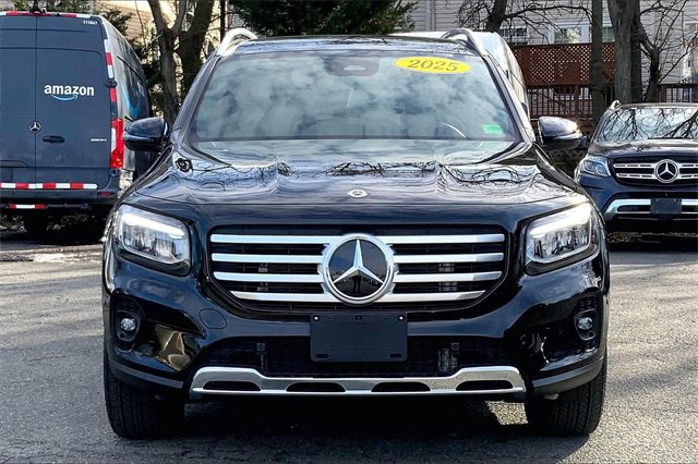 Used 2025 Mercedes-Benz GLB 250 4MATIC image 2