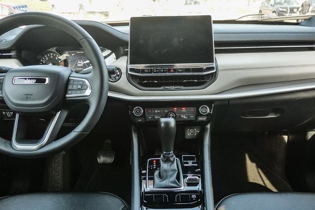 Used 2025 Jeep Compass Limited image 16