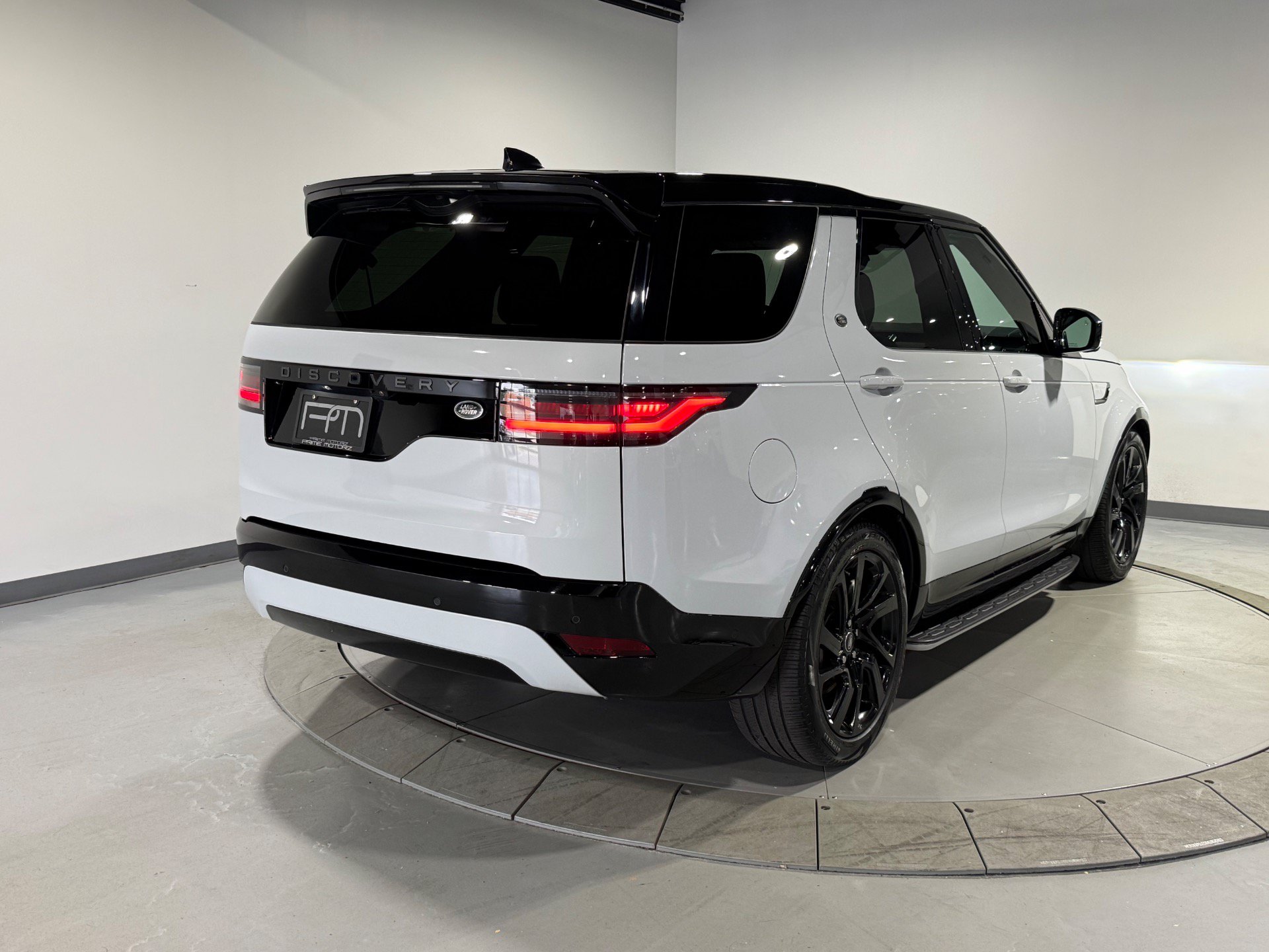 Used 2023 Land Rover Discovery S R-Dynamic AWD/4WD image 8