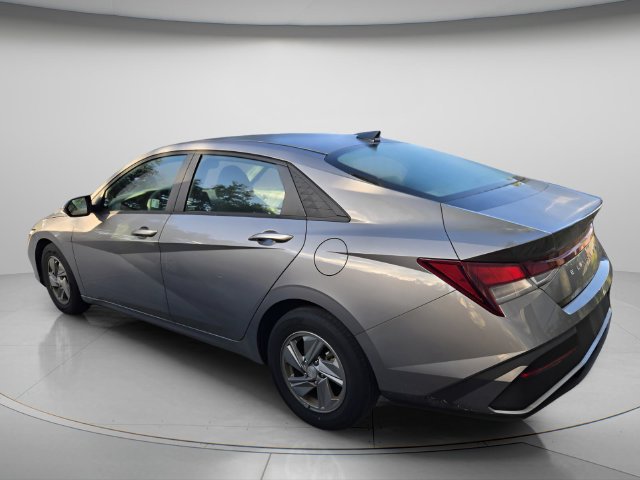 Used 2024 Hyundai Elantra SE FWD image 5