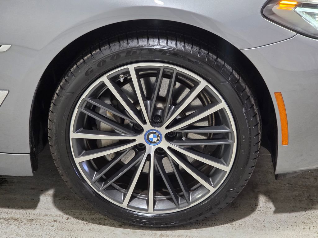 Used 2023 BMW 530e xDrive w/ Premium Package AWD/4WD image 15