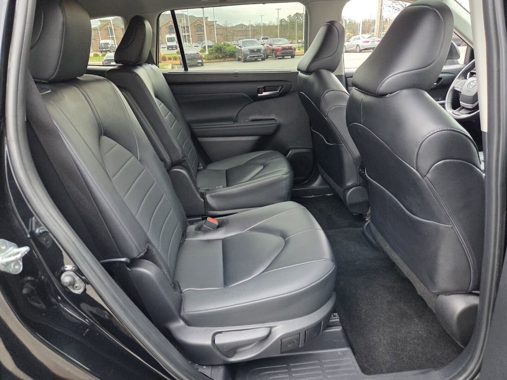 Used 2025 Toyota Highlander XLE image 13