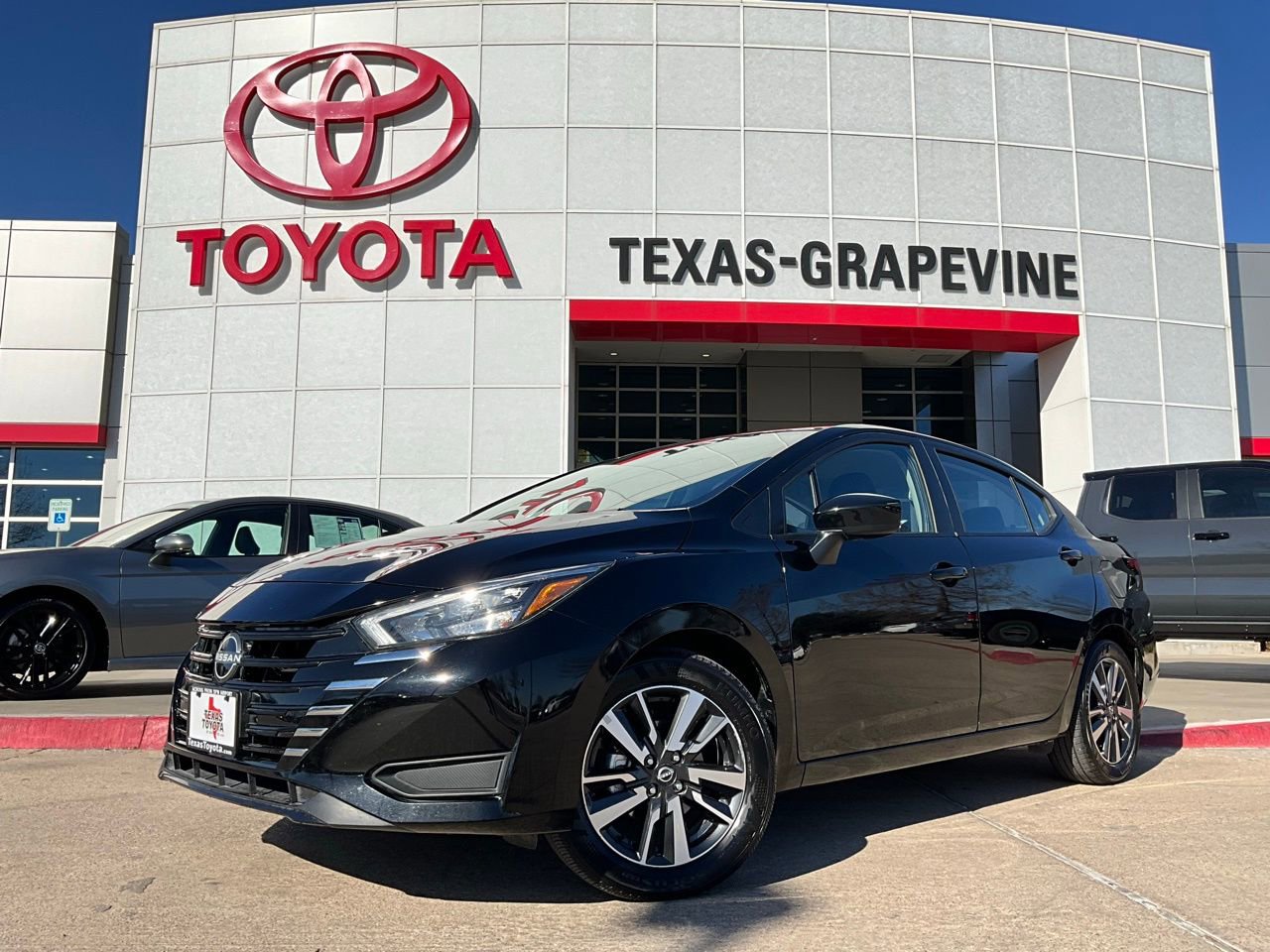 Used 2025 Nissan Versa SV image 2