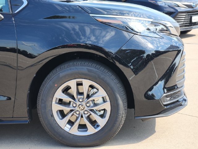 New 2026 Toyota Sienna LE FWD image 6