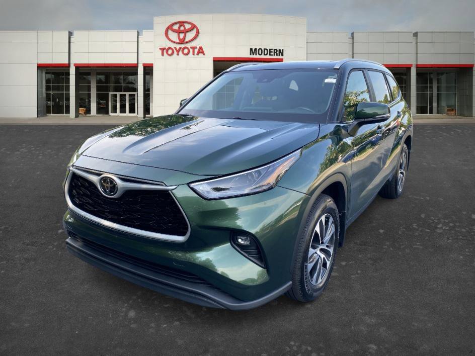 Certified 2025 Toyota Highlander XLE AWD/4WD image 1