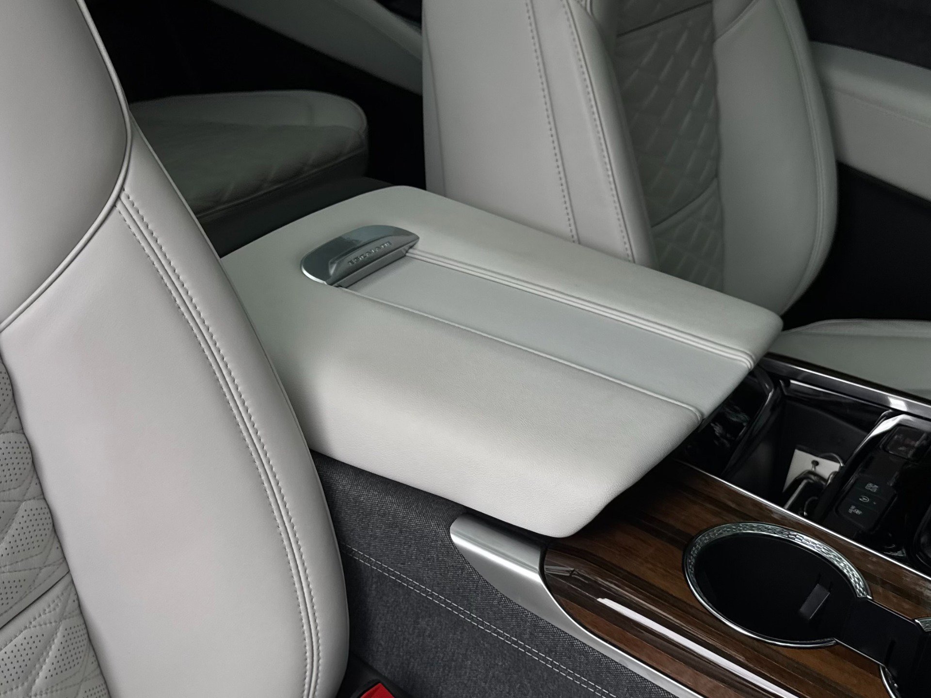 Used 2025 Cadillac Escalade Premium Luxury Platinum image 30
