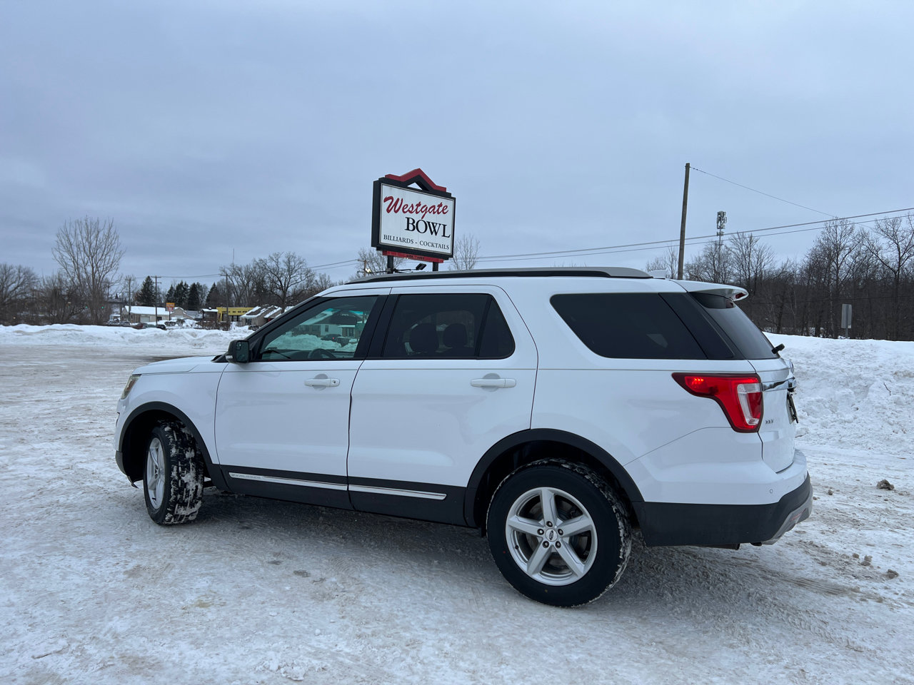 Used 2016 Ford Explorer XLT w/ Equipment Group 202A image 5