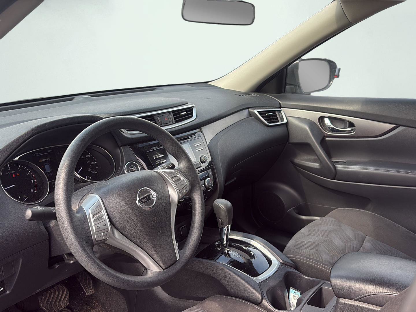 Used 2015 Nissan Rogue SV image 16