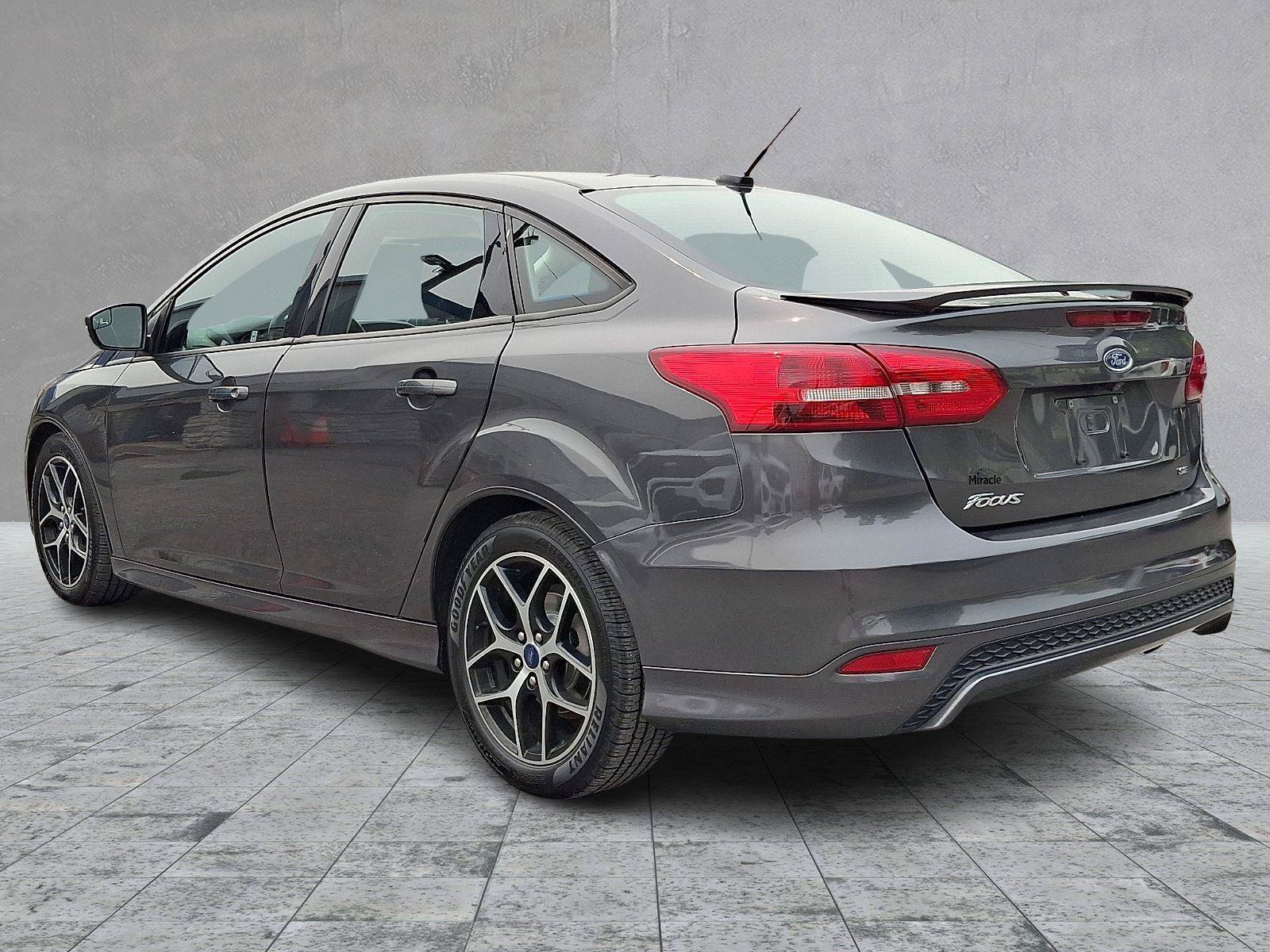 Used 2016 Ford Focus SE w/ SE Sport Package FWD image 4