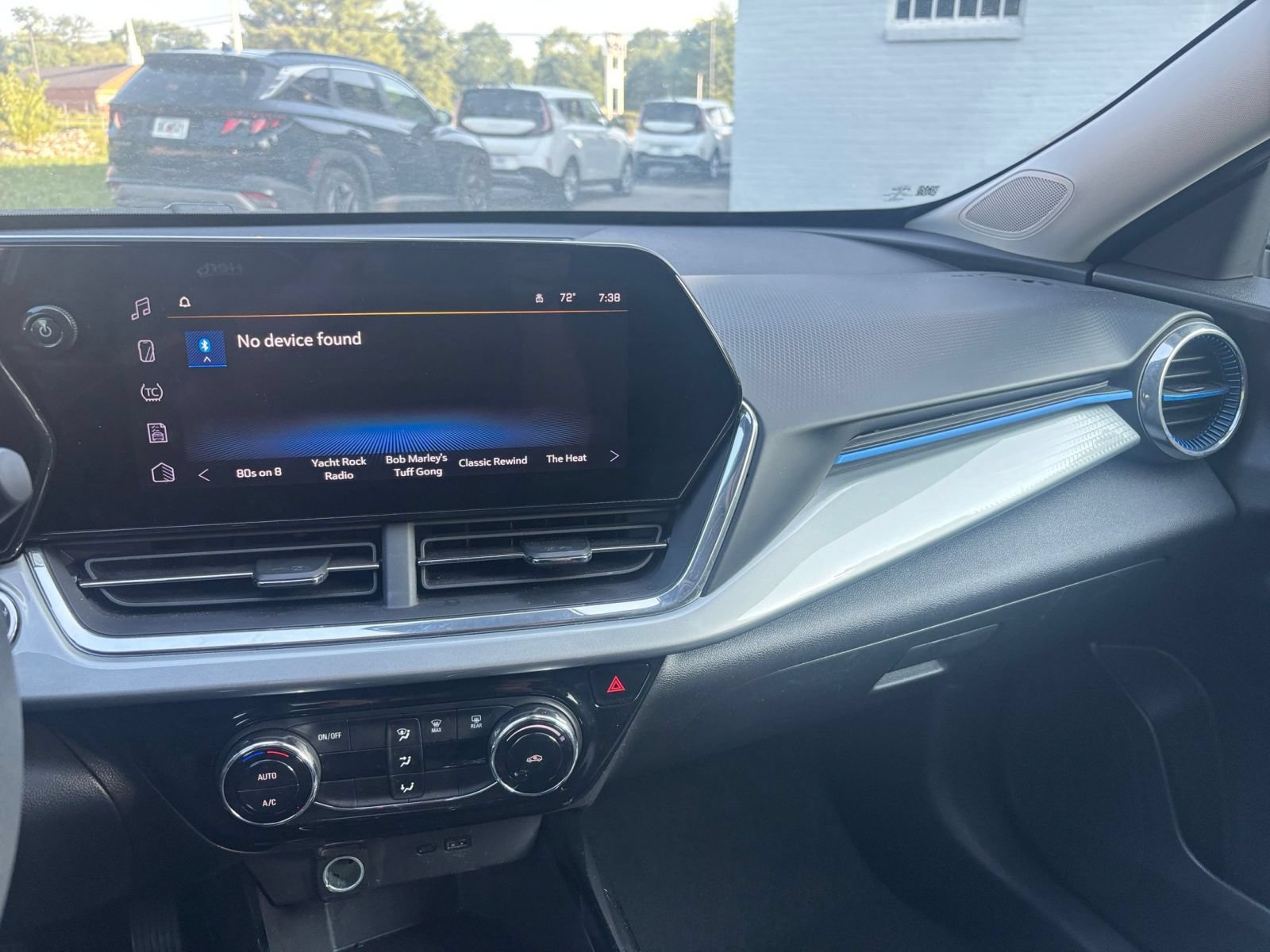 Used 2025 Chevrolet Trax LT FWD image 35