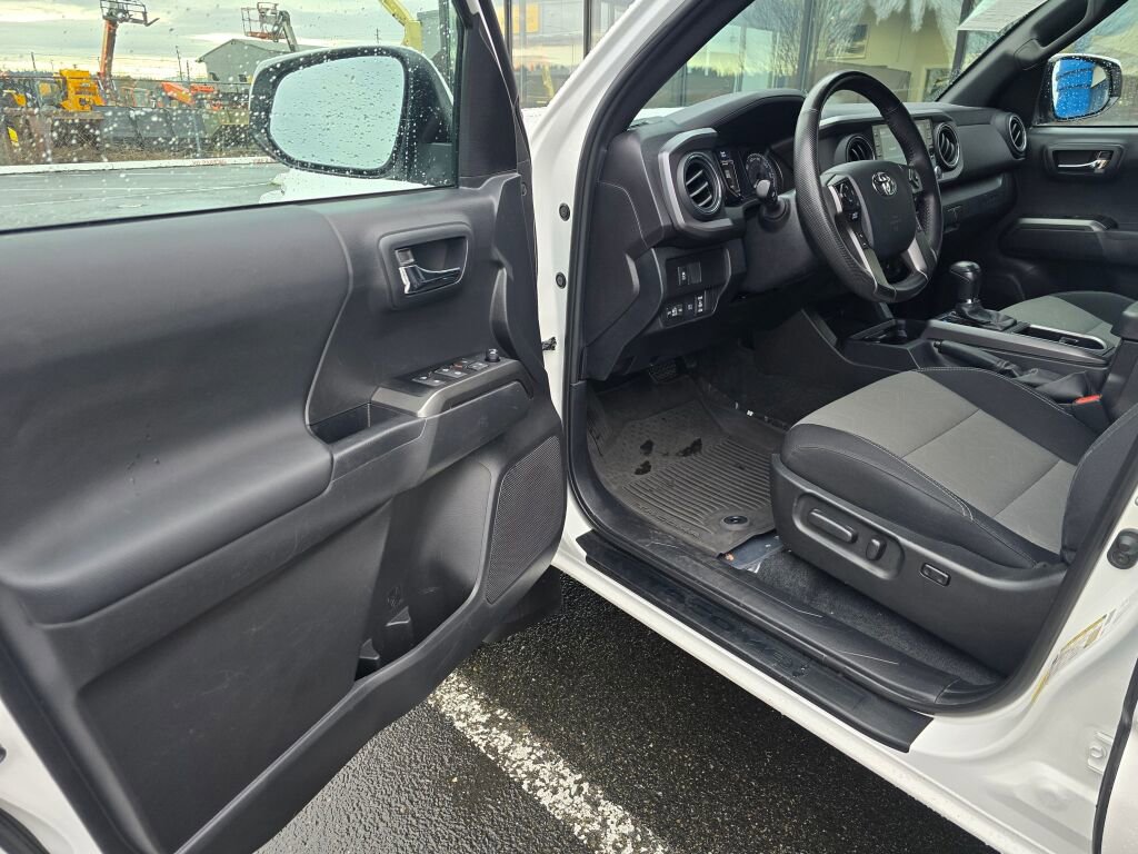 Used 2023 Toyota Tacoma TRD Sport w/ Black Out Package (TMS) image 11