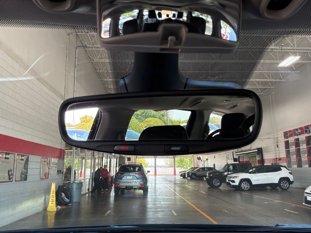 Used 2023 Chrysler Pacifica Limited FWD image 25