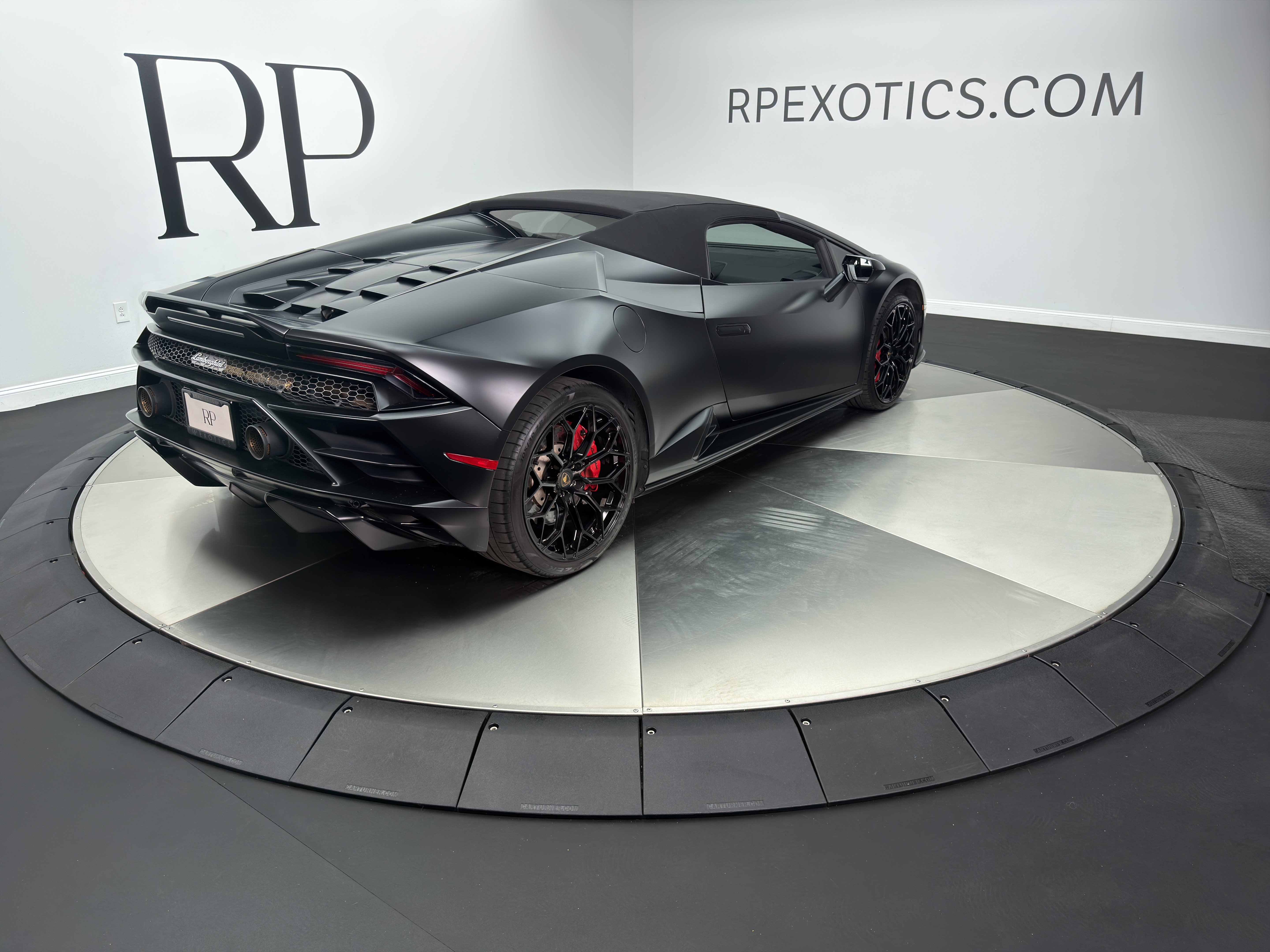 Used 2021 Lamborghini Huracan EVO RWD image 18