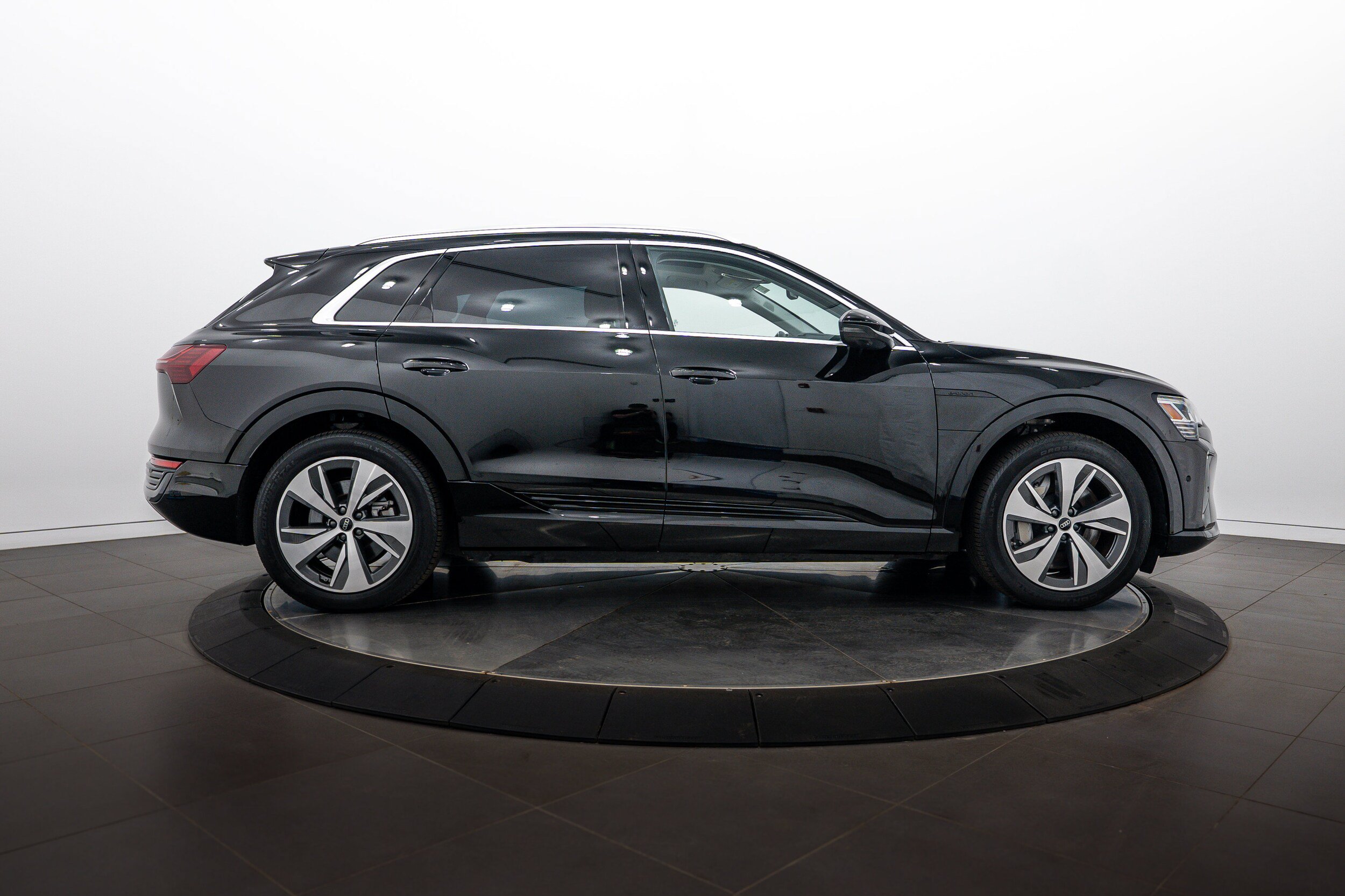 Certified 2024 Audi Q8 e-tron Premium Plus w/ Premium Plus Package AWD/4WD image 3