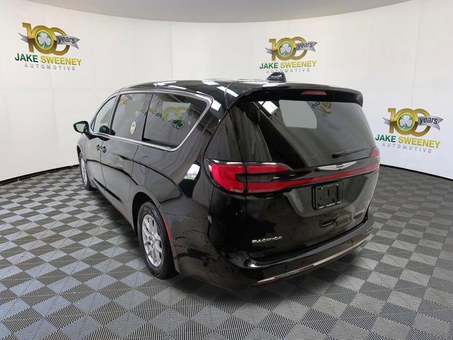 Used 2024 Chrysler Pacifica Touring-L image 7