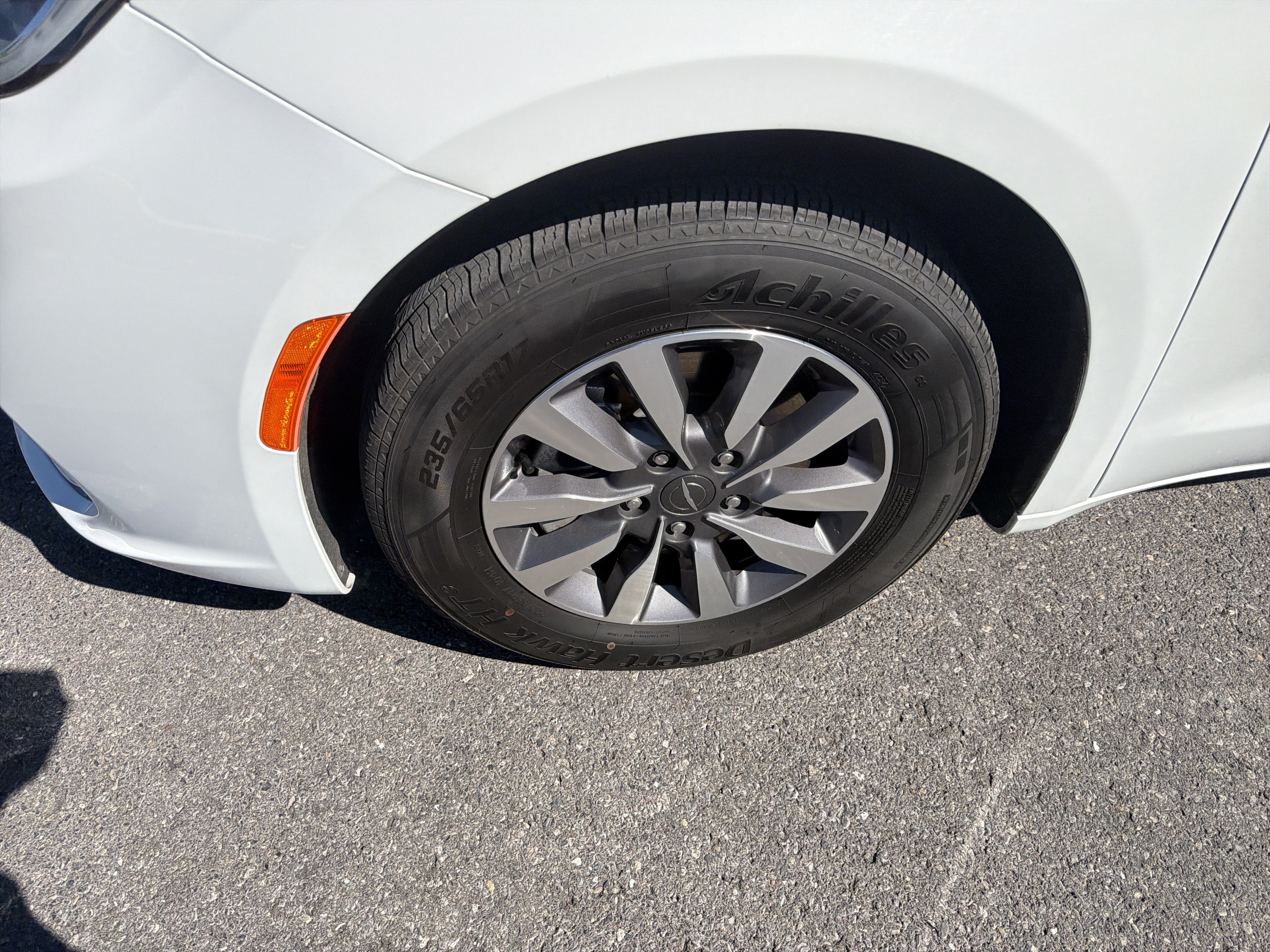 Used 2024 Chrysler Pacifica Limited FWD image 11
