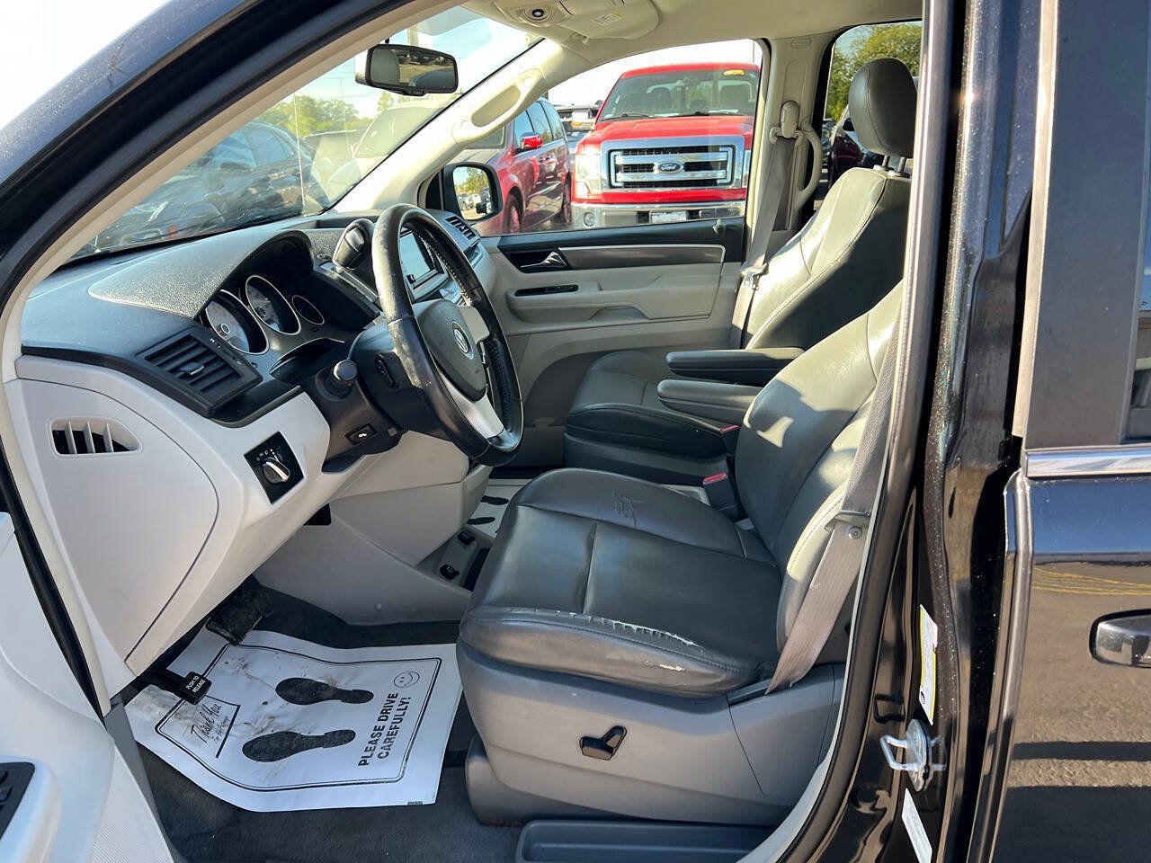 Used 2010 Volkswagen Routan SE FWD image 5