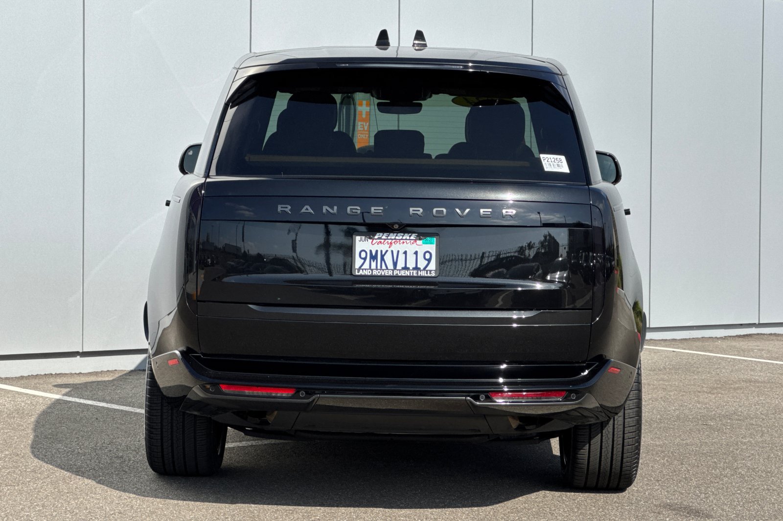 Used 2024 Land Rover Range Rover SE AWD/4WD image 4