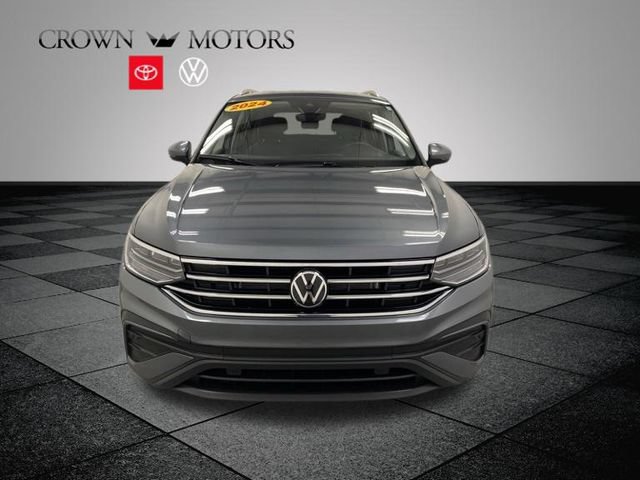Used 2024 Volkswagen Tiguan SE AWD/4WD image 2