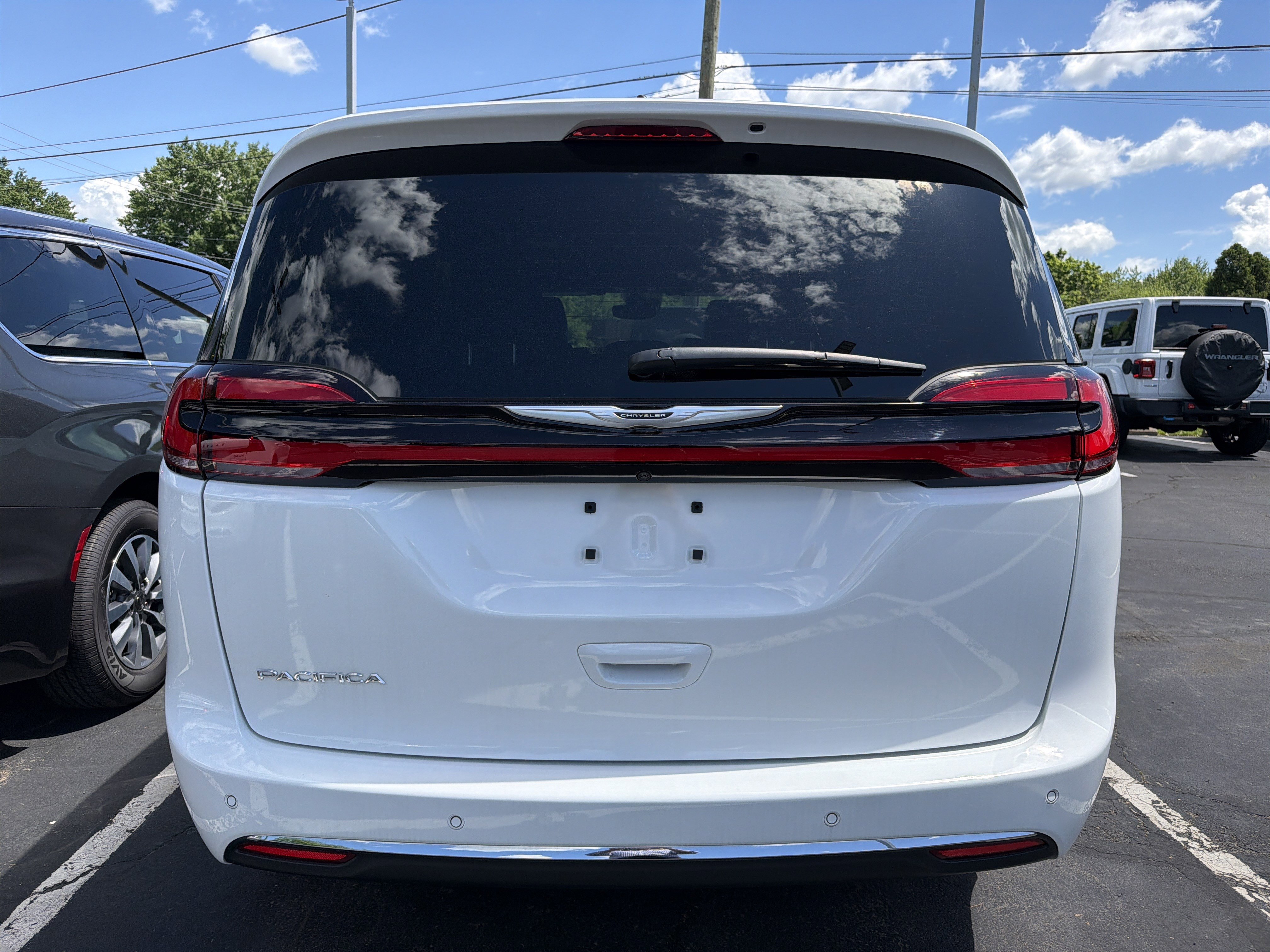 Used 2025 Chrysler Pacifica Select FWD image 5