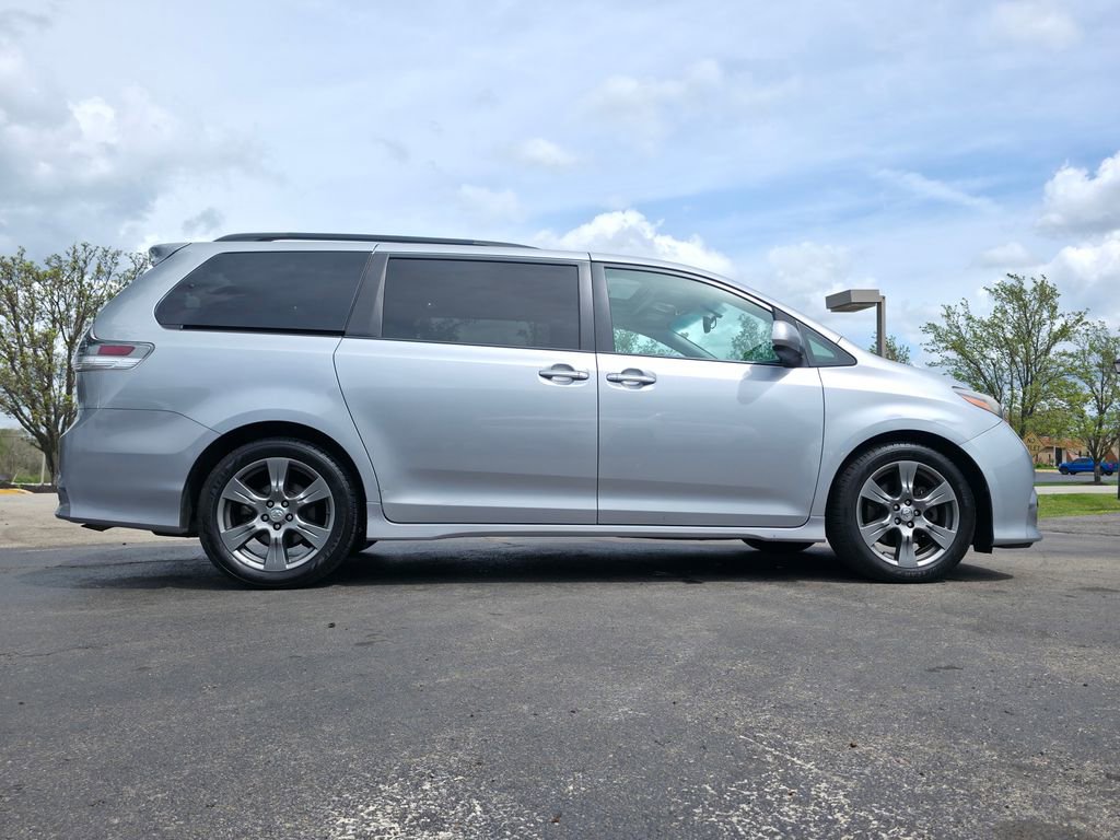 Used 2017 Toyota Sienna SE Premium image 3