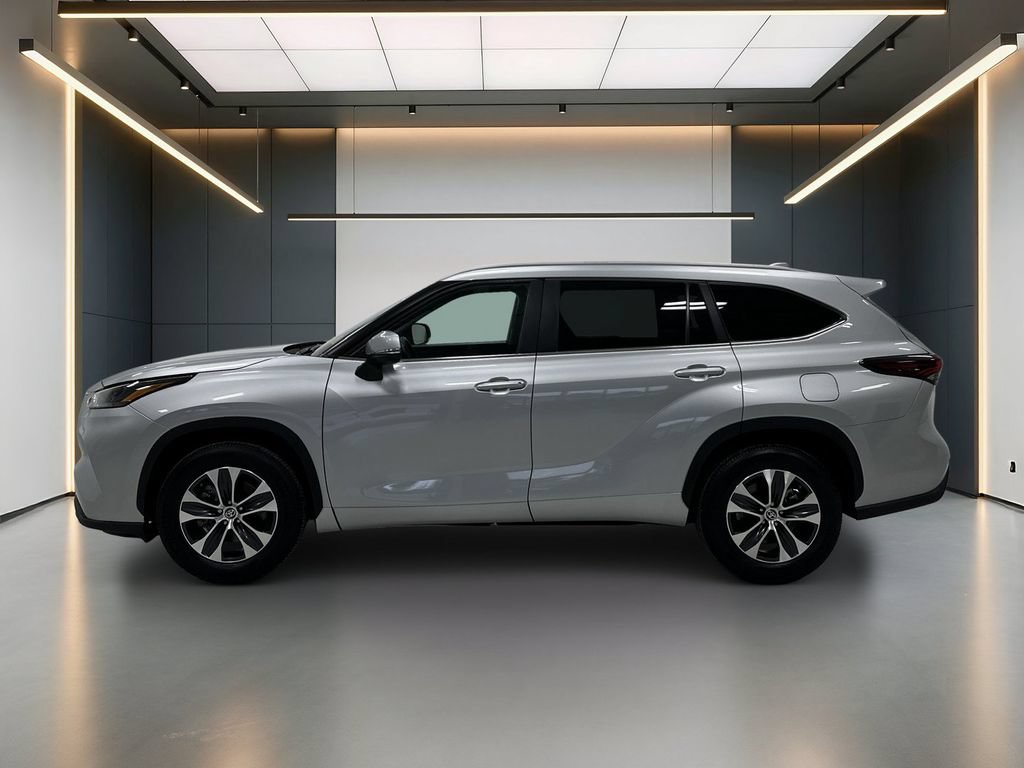 Used 2025 Toyota Highlander XLE FWD image 2