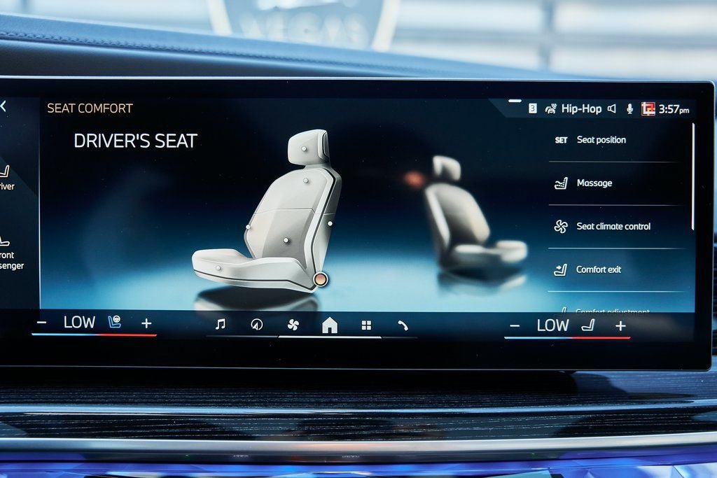 Used 2025 BMW 760i xDrive w/ Executive Package image 74