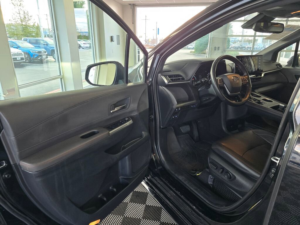Used 2021 Toyota Sienna XSE image 18