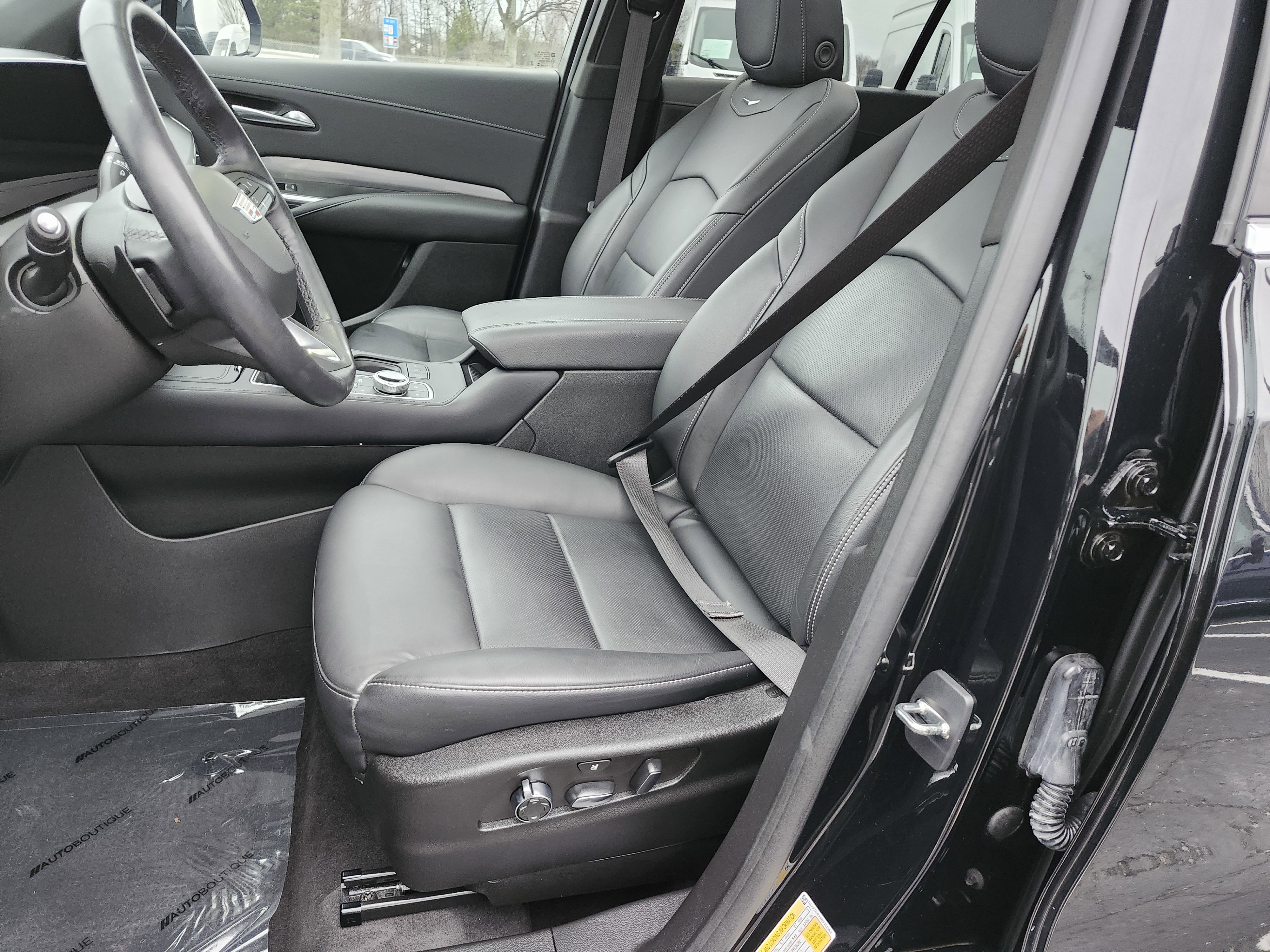 Used 2024 Cadillac XT4 Premium Luxury image 29