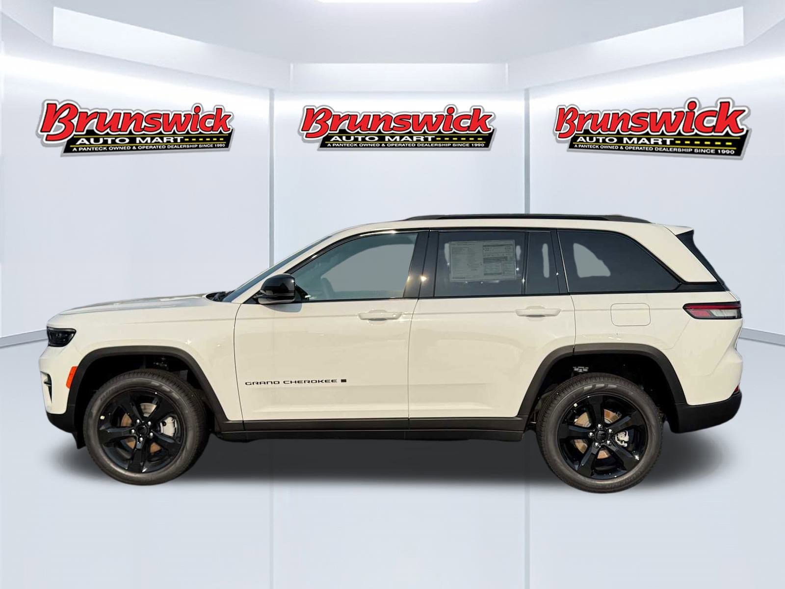 New 2025 Jeep Grand Cherokee Limited w/ Black Appearance Package image 3
