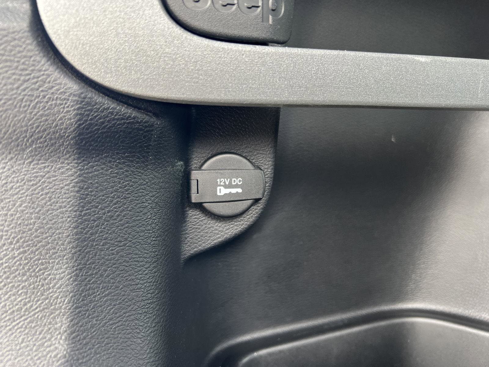 Used 2015 Jeep Cherokee Sport w/ Cold Weather Group FWD image 50