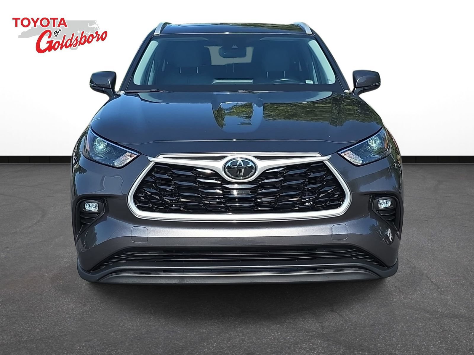 Used 2023 Toyota Highlander XLE FWD image 2