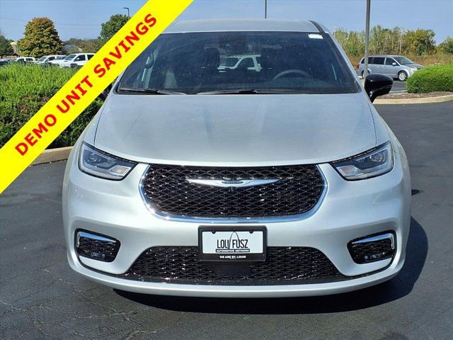 New 2026 Chrysler Pacifica Select image 2