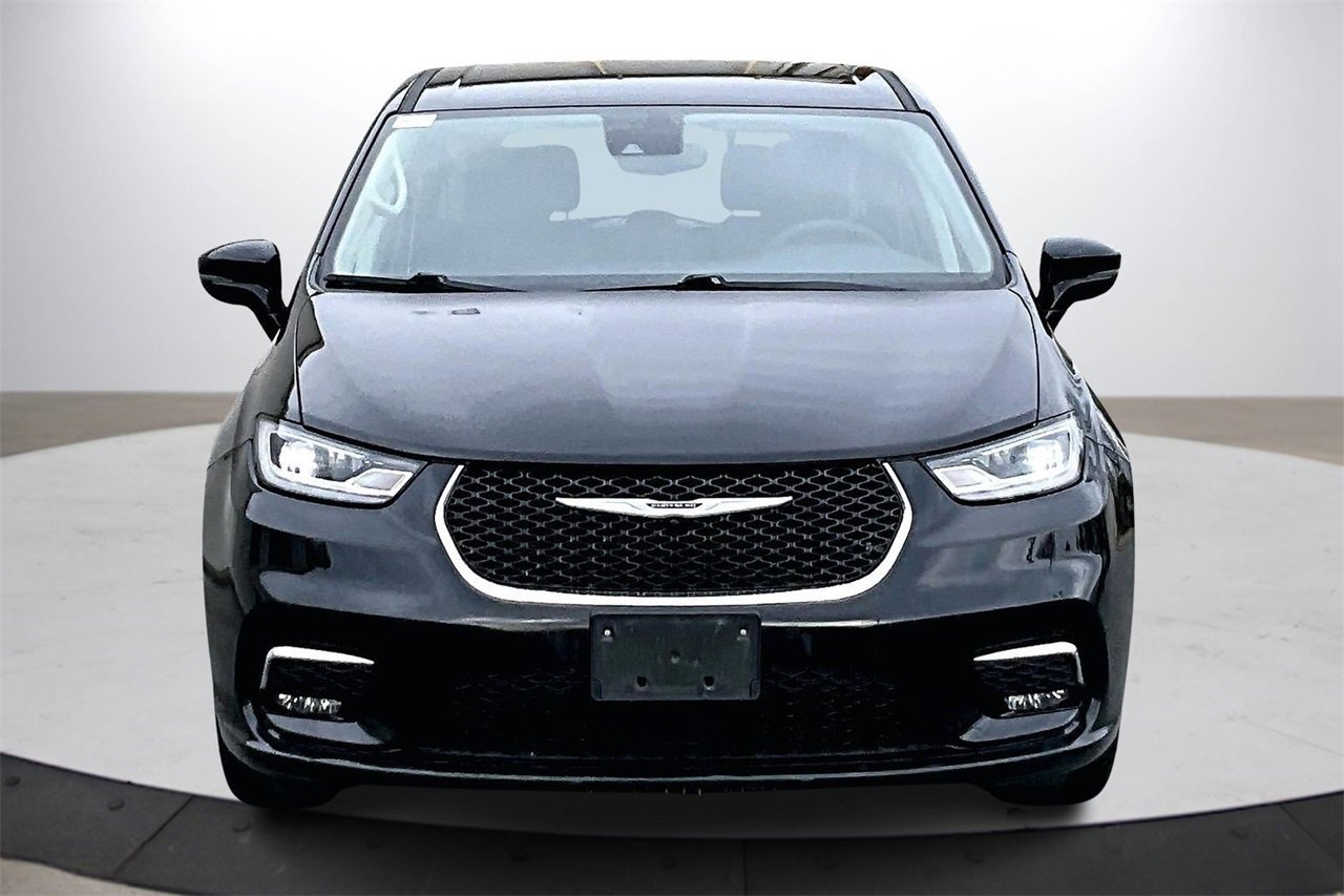 Certified 2024 Chrysler Pacifica Touring-L image 3