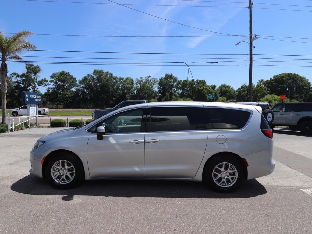 Used 2023 Chrysler Voyager LX image 5