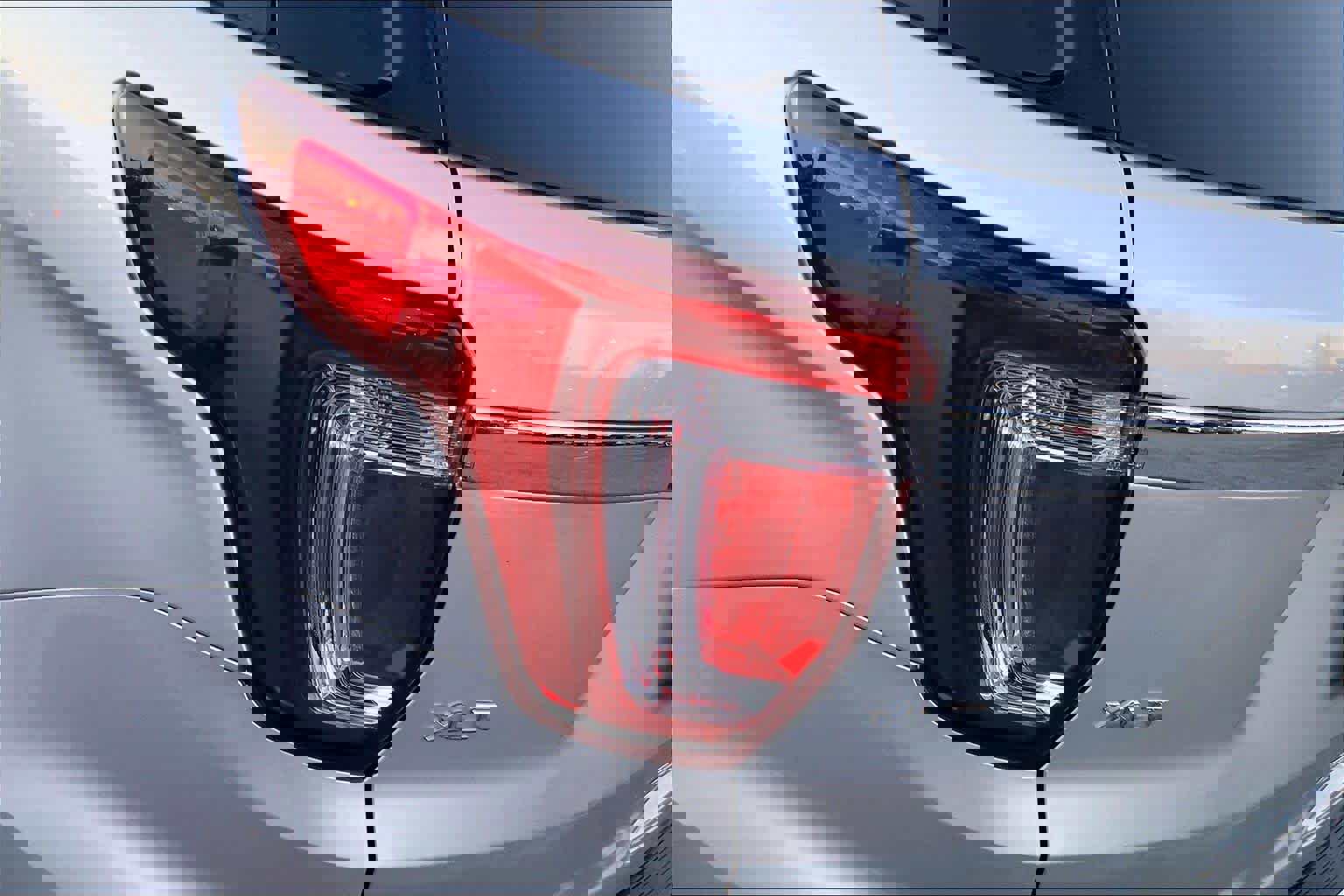 Used 2018 Ford Explorer XLT w/ Equipment Group 202A image 27